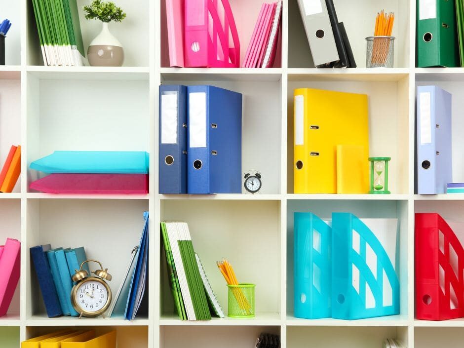 Sistema claro para organizar documentos físicos en carpetas